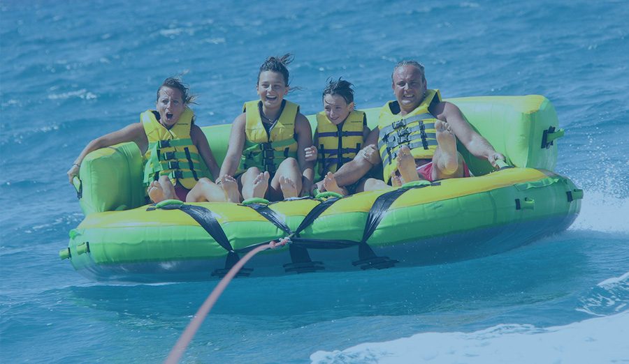 Yeşil şişme halka üzerinde dört kişilik aile