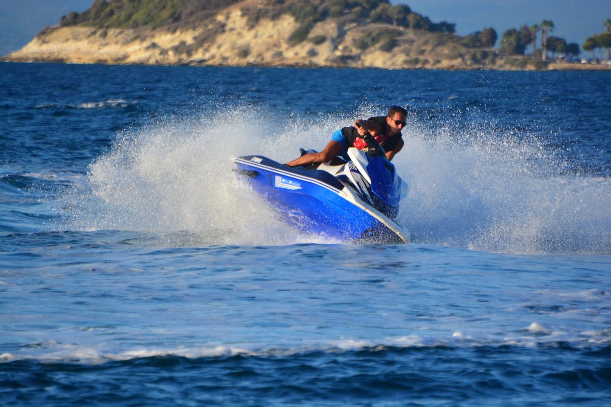 Mavi Yamaha WaveRunner jet ski süren bir kişi